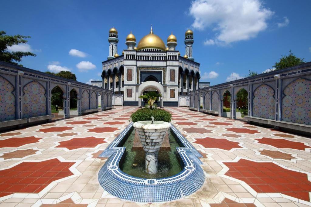 Higher Hotel Bandar Seri Begawan Exteriör bild
