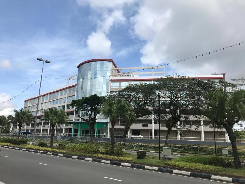Higher Hotel Bandar Seri Begawan Exteriör bild